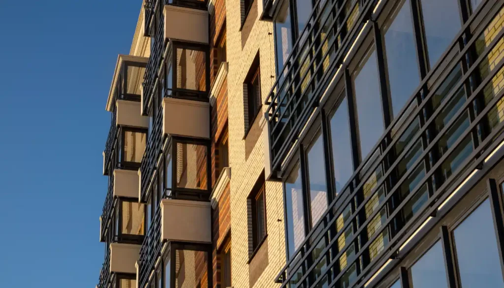 Fassade eines Mehrfamilienhauses im Sonnenlicht