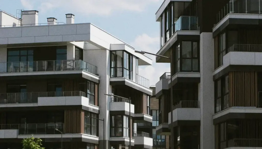 Mehrere moderne Wohngebäude in urbaner Umgebung bei Tageslicht